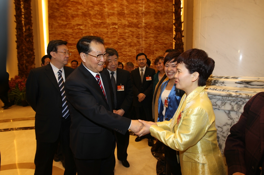 李长春看望河南代表团，与薛景霞代表亲切交谈