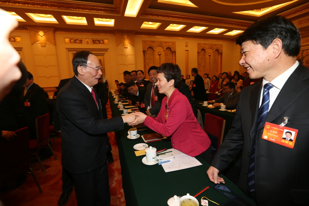 2014年3月7日，中央政治局常委、国务院副总理王岐山与薛景霞亲切交谈