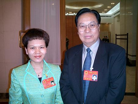 2005年3月8日，徐光春与康利达集团董事长薛景霞女士亲切合影。